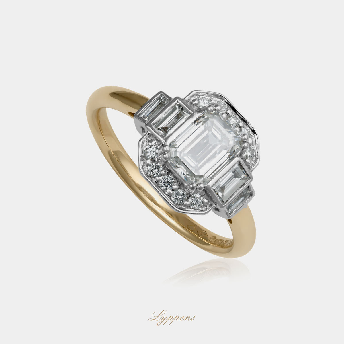 18kt geel- en witgouden entourage ring met emerald geslepen diamant, omringd door briljant en baguette diamanten, GIA gecertificeerd