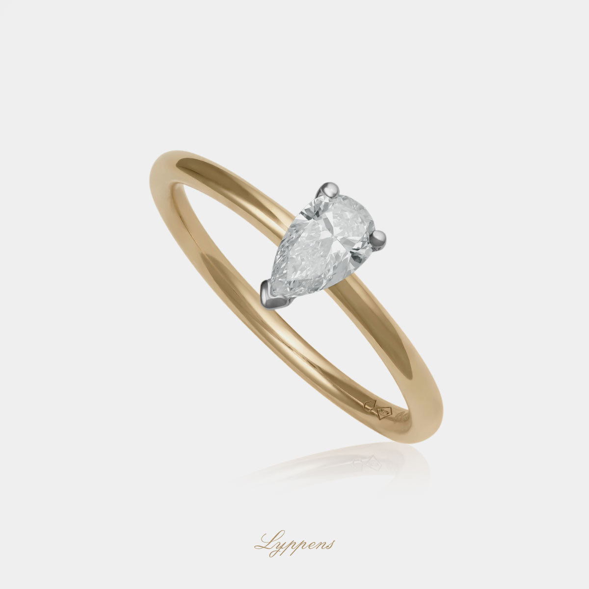Geel- en witgouden solitair ring met peer geslepen diamant