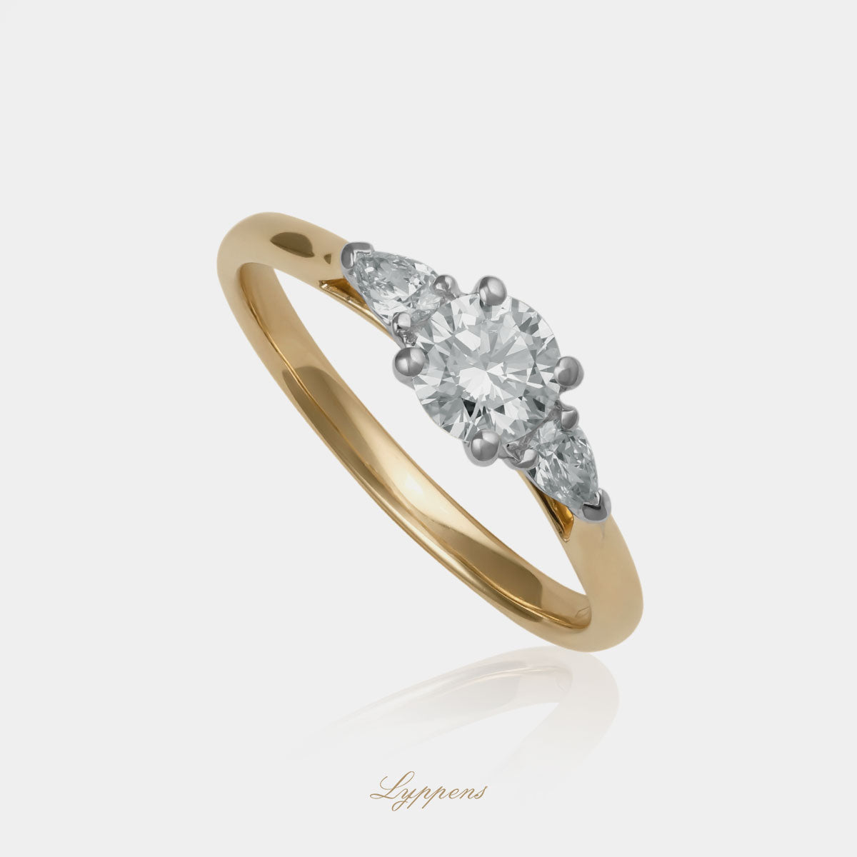 Geel- en witgouden ring met briljant en peer geslepen diamanten