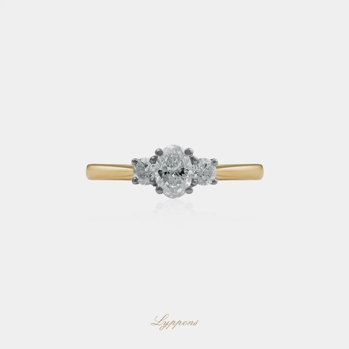 18kt geel- en witgouden ring met ovaal geslepen diamant 0.40 ct D VS2, geflankeerd door briljant geslepen diamanten 0.22 ct G VS1, GIA gecertificeerd