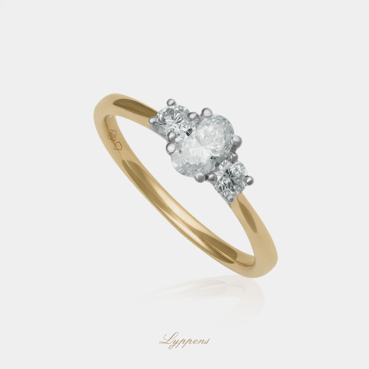 Geel- en witgouden ring met ovaal geslepen diamant en briljant geslepen diamanten