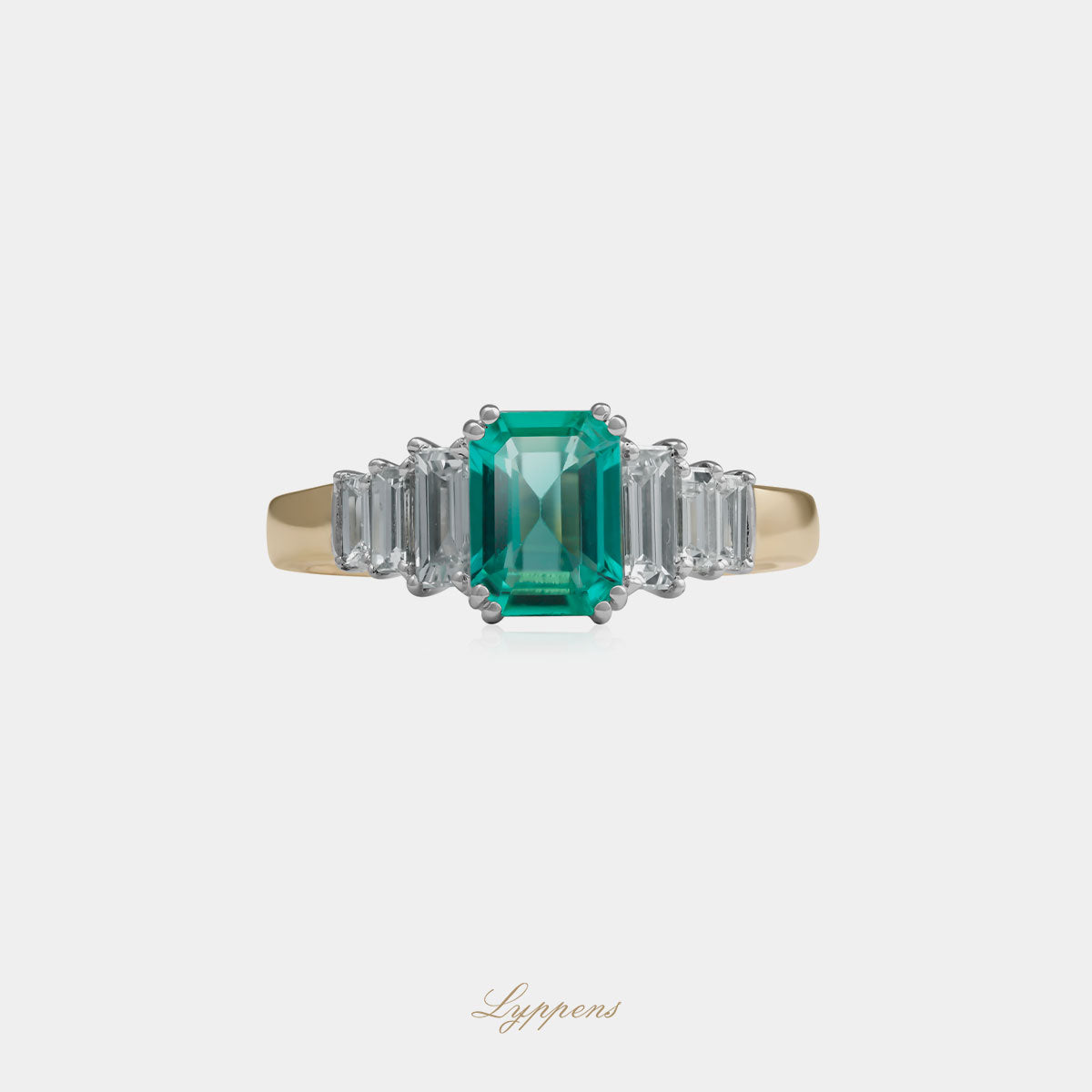 18 karaat geel- en witgouden ring met emerald geslepen smaragd van 0.97 ct en baguette geslepen diamanten van 0.46 ct, kleur F, zuiverheid VS1