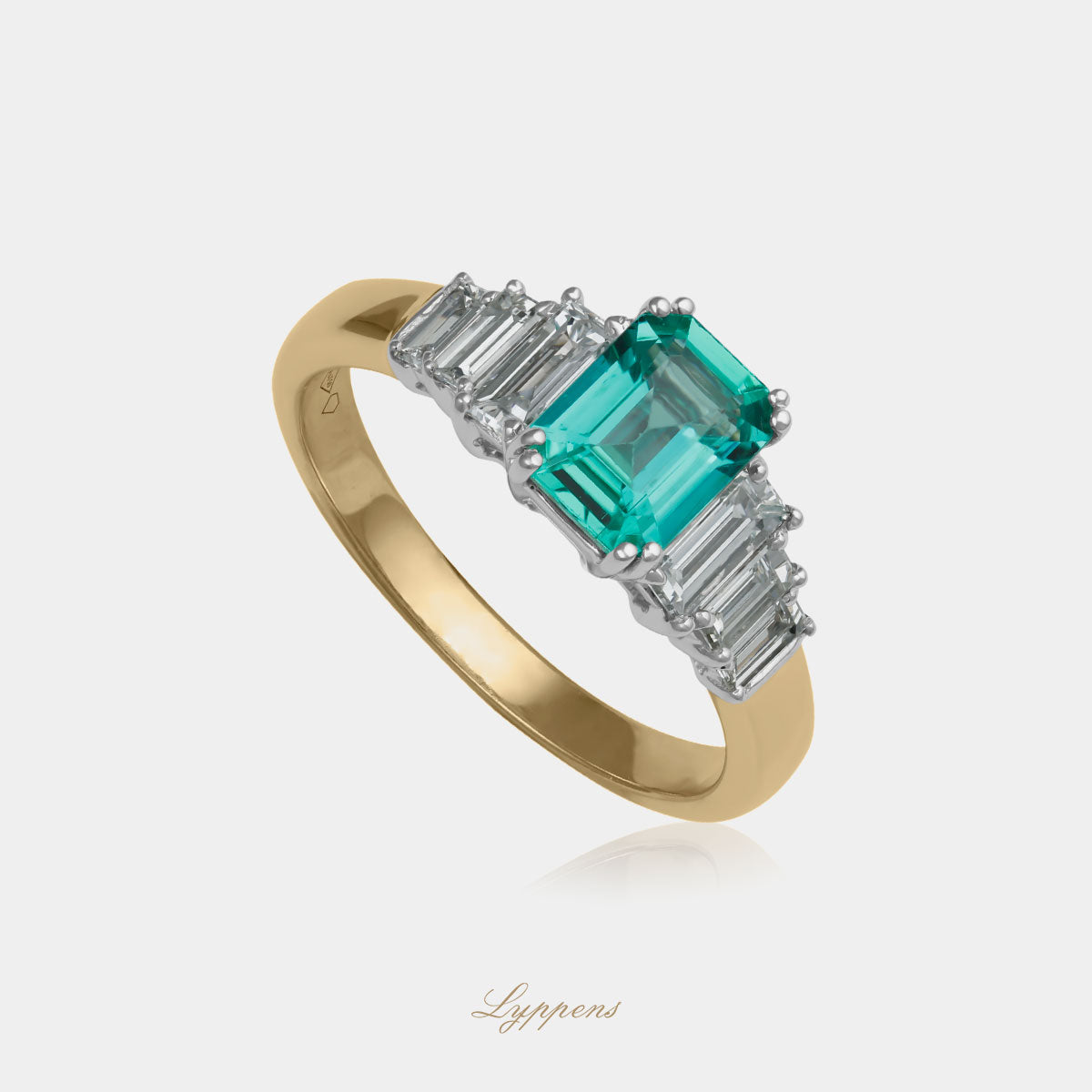 Exclusieve 18kt geel- en witgouden ring met smaragd van 0.97 ct en baguette diamanten 0.46 ct F VS1