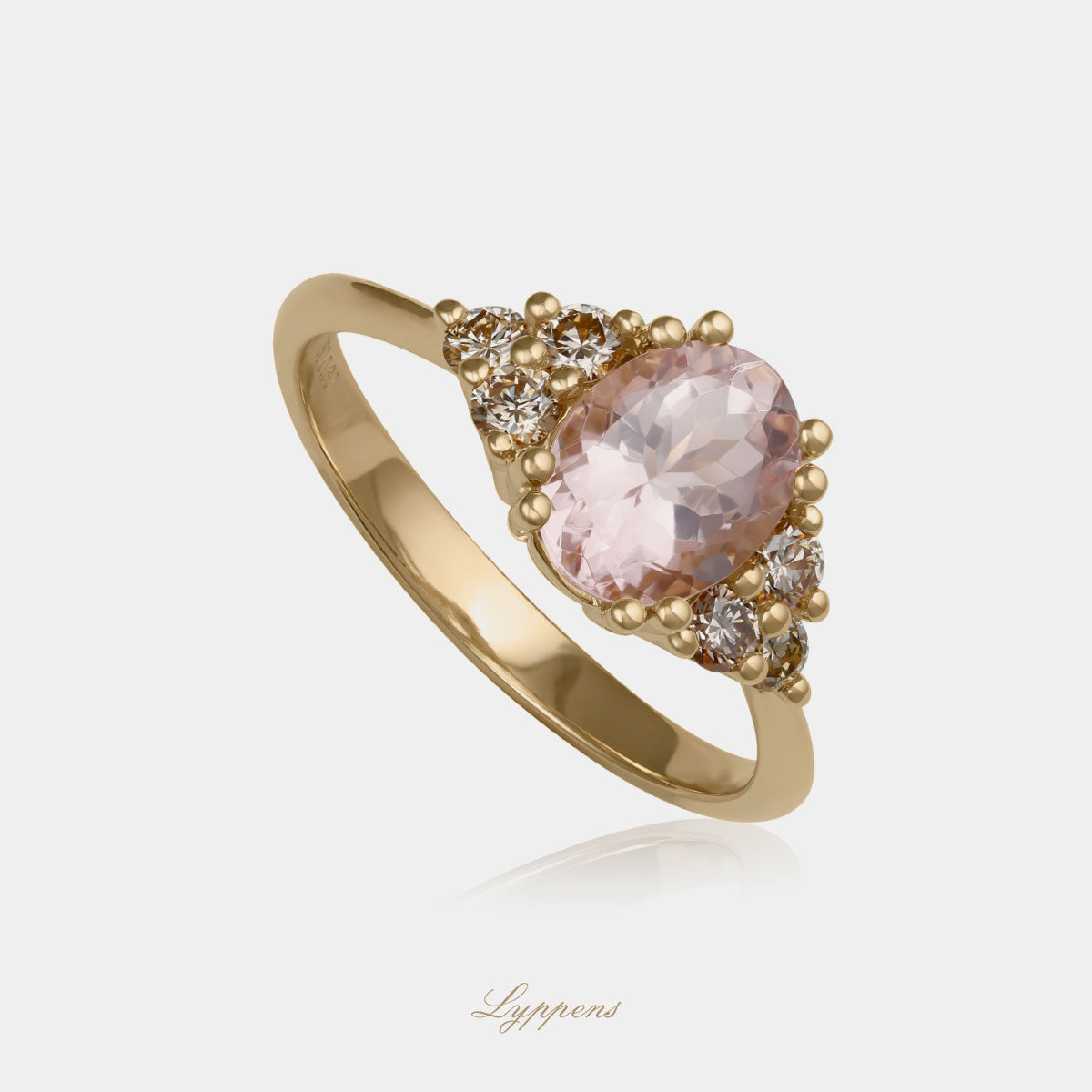 Geelgouden ring in het midden gezet met een ovaal geslepen roze morganiet geflankeerd door briljant geslepen bruine diamant.