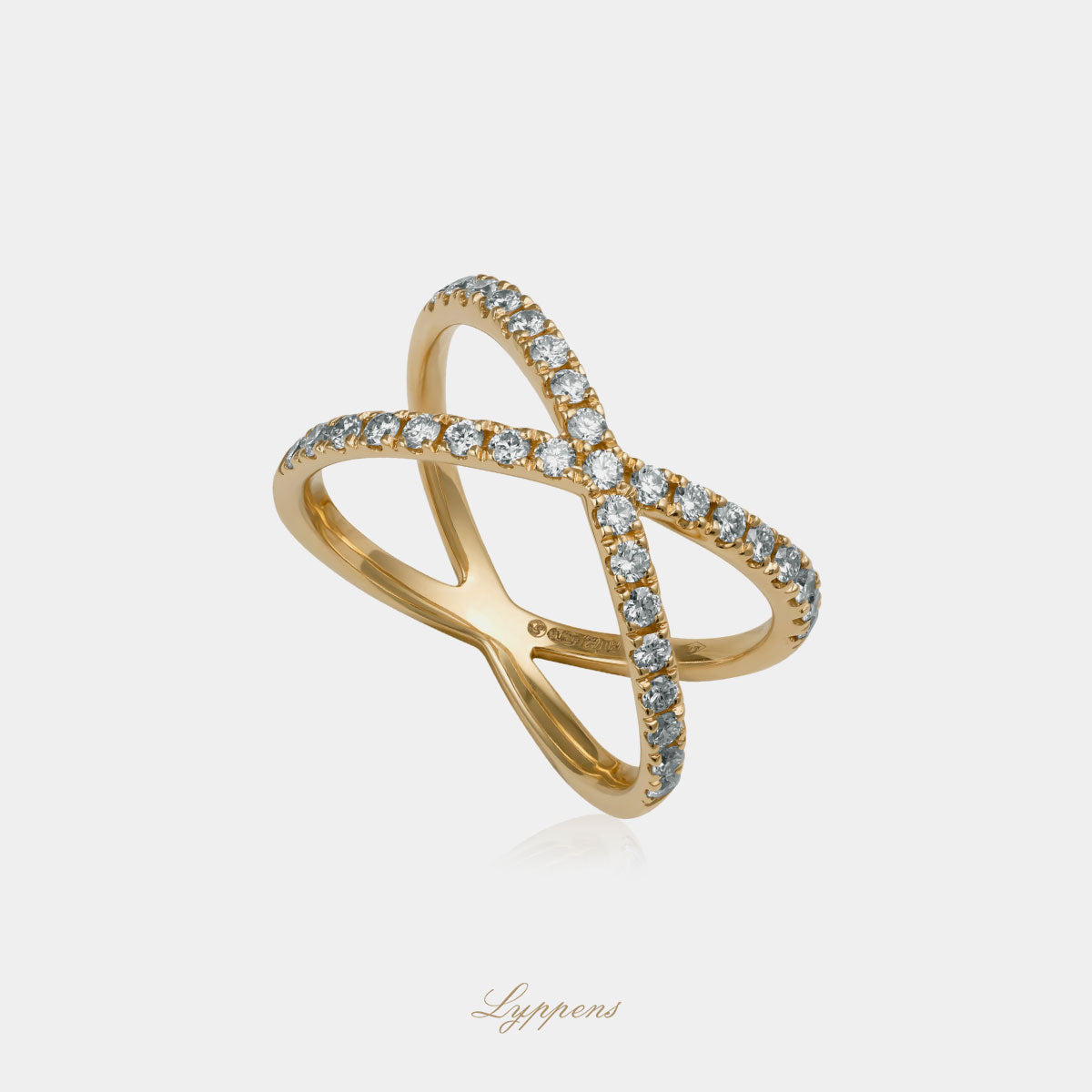 18kt geelgouden X-vormige ring gezet met briljant geslepen diamant met een totaalgewicht van 0.57ct.