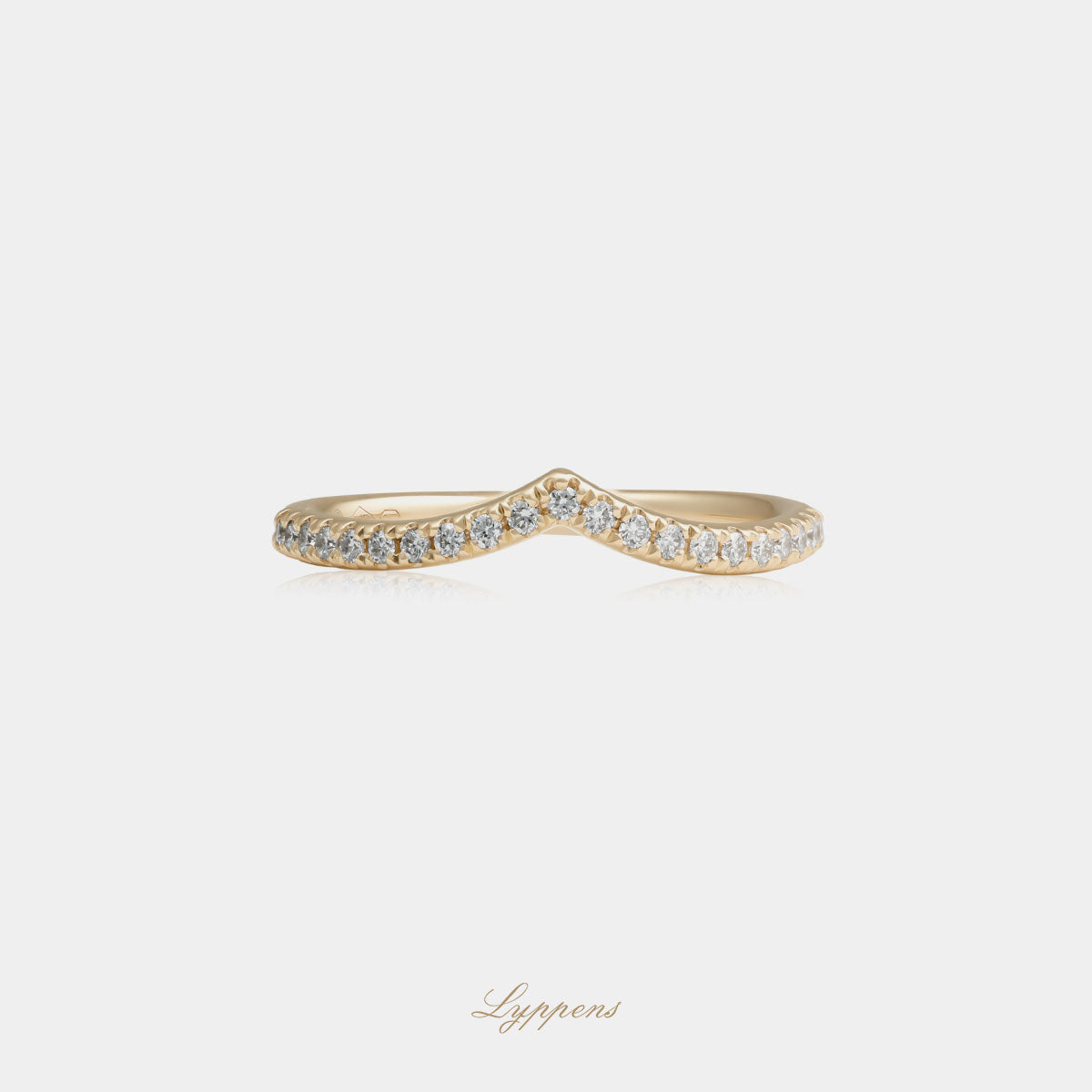 18kt geelgouden V-vormige ring in de scheen gezet met briljant geslepen diamant.