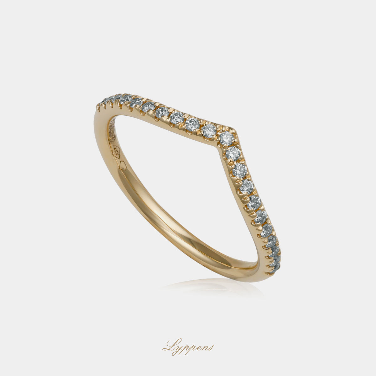 18kt geelgouden V-vormige ring in de scheen gezet met briljant geslepen diamant.