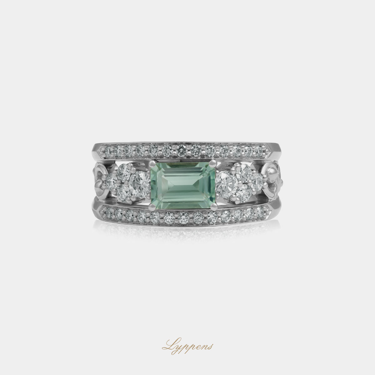 14kt witgouden bandring met rechthoekig geslepen groene toermalijn en briljant geslepen diamanten 0.64 ct F/G VVS, met kruldecoratie