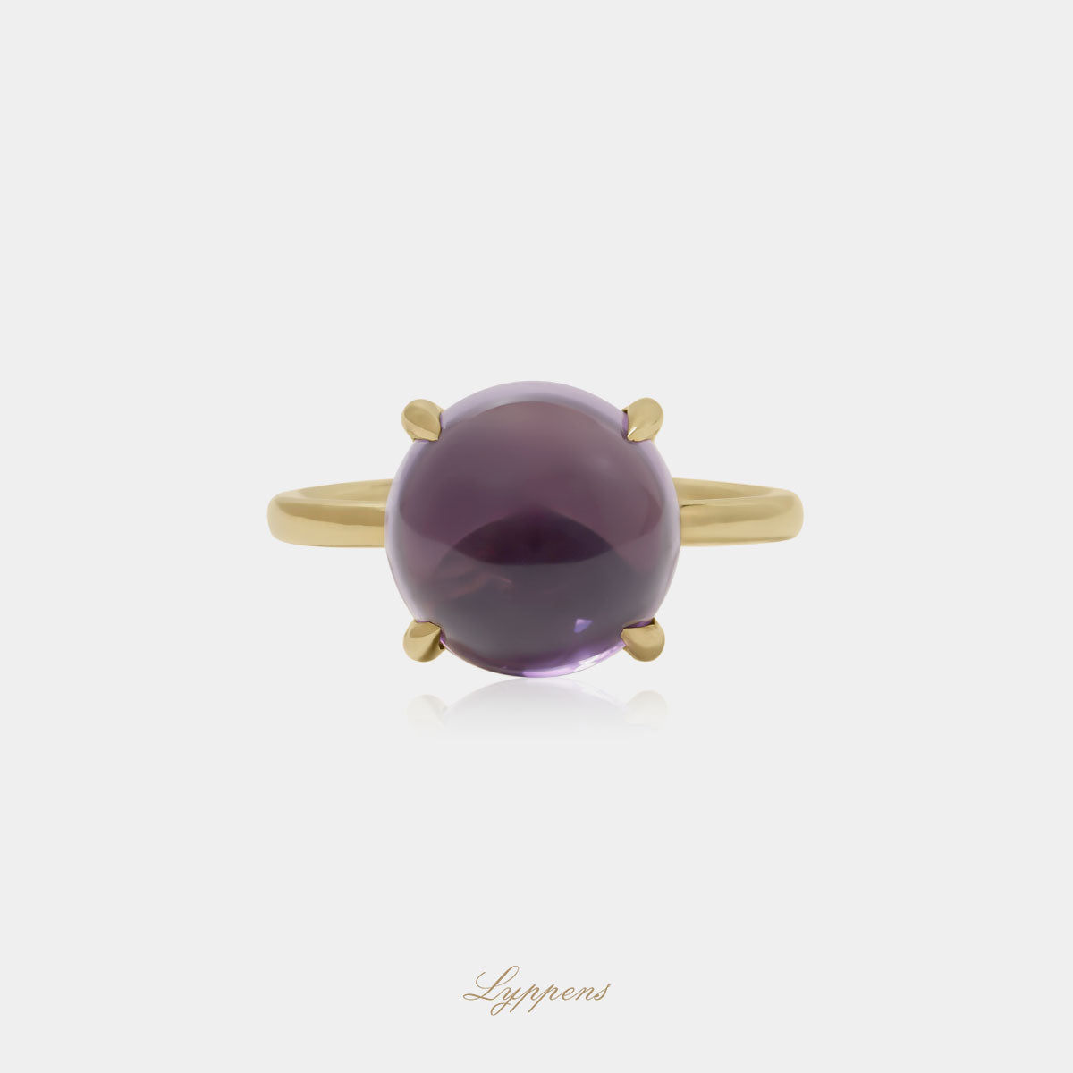18kt geelgouden ring in het midden gezet met een cabochon geslepen paarse amethist.
