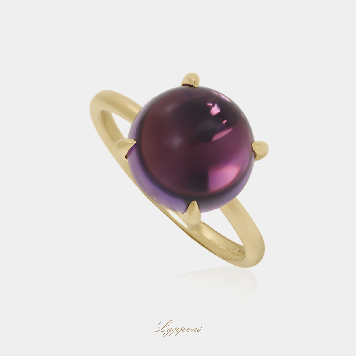 18kt geelgouden ring in het midden gezet met een cabochon geslepen paarse amethist.