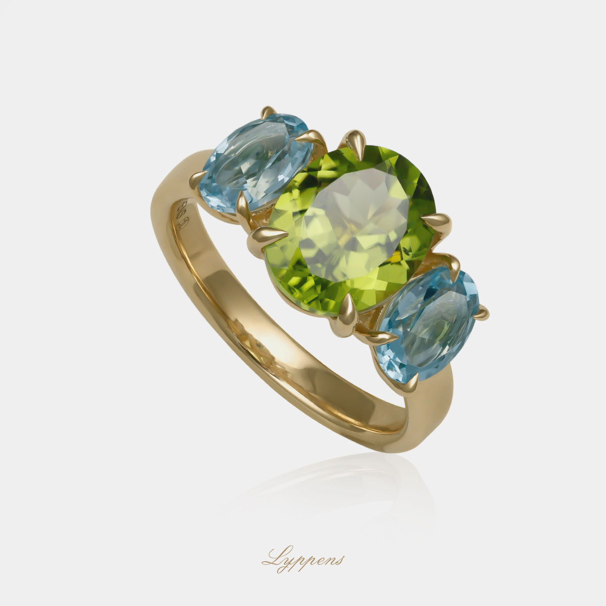 18kt geelgouden ring met ovaal peridoot en sky blue topaas zijstenen
