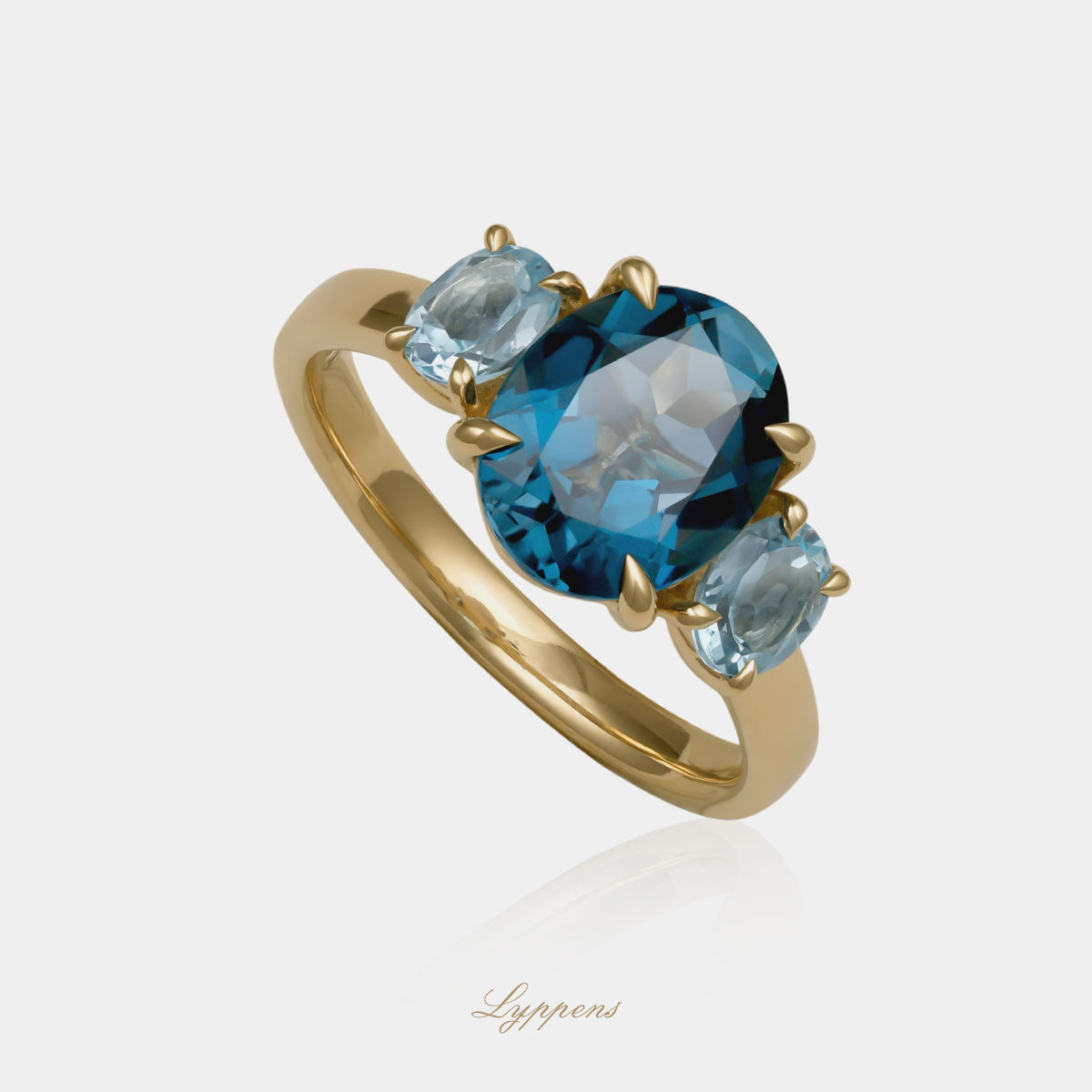 18kt geelgouden ring met ovaal London blue topaas en sky blue topaas zijstenen