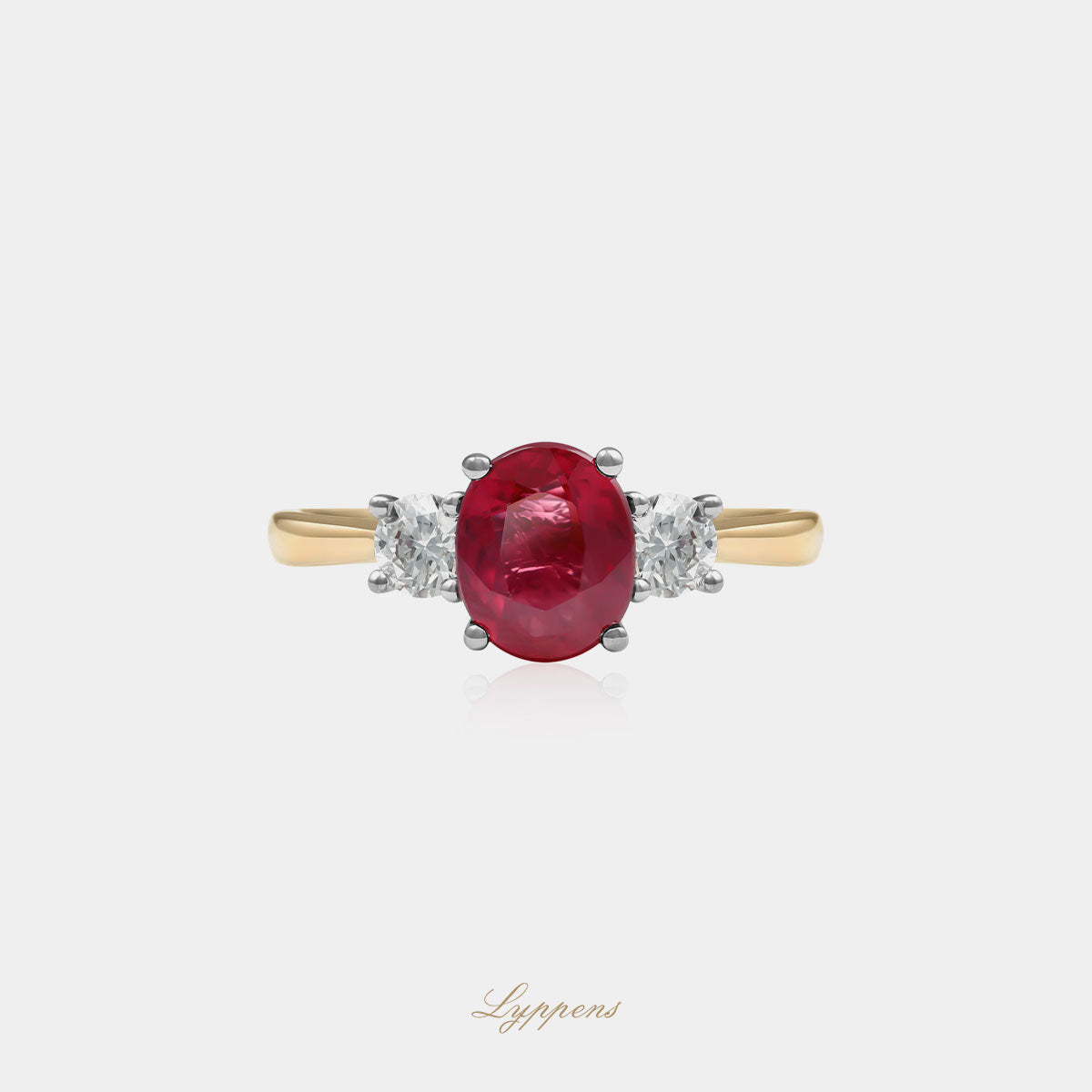 18kt geel- en witgouden ring met ovale robijn uit Mozambique 2.00 ct, geflankeerd door briljant geslepen diamanten 0.47 ct G VS1, NEL gecertificeerd