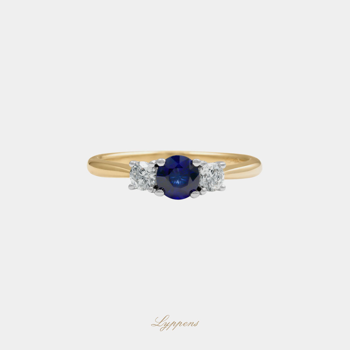 18t geelgouden driesteens ring gezet met ronde saffier en briljant geslepen briljant geslepen diamant.