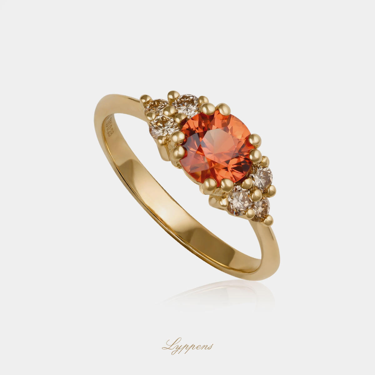 18kt geelgouden ring in het midden gezet met een oranje saffier geflankeerd door briljant geslepen bruine diamant.