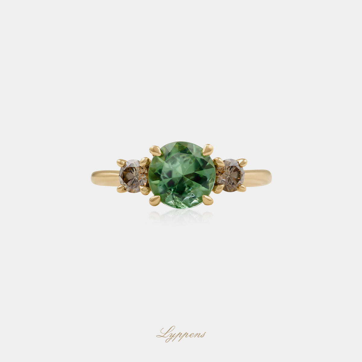 18kt geelgouden driesteens ring in het midden gezet met een groene toermalijn geflankeerd door briljant geslepen bruine diamant.