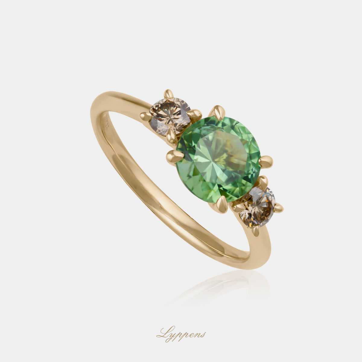 18kt geelgouden driesteens ring in het midden gezet met een groene toermalijn geflankeerd door briljant geslepen bruine diamant.
