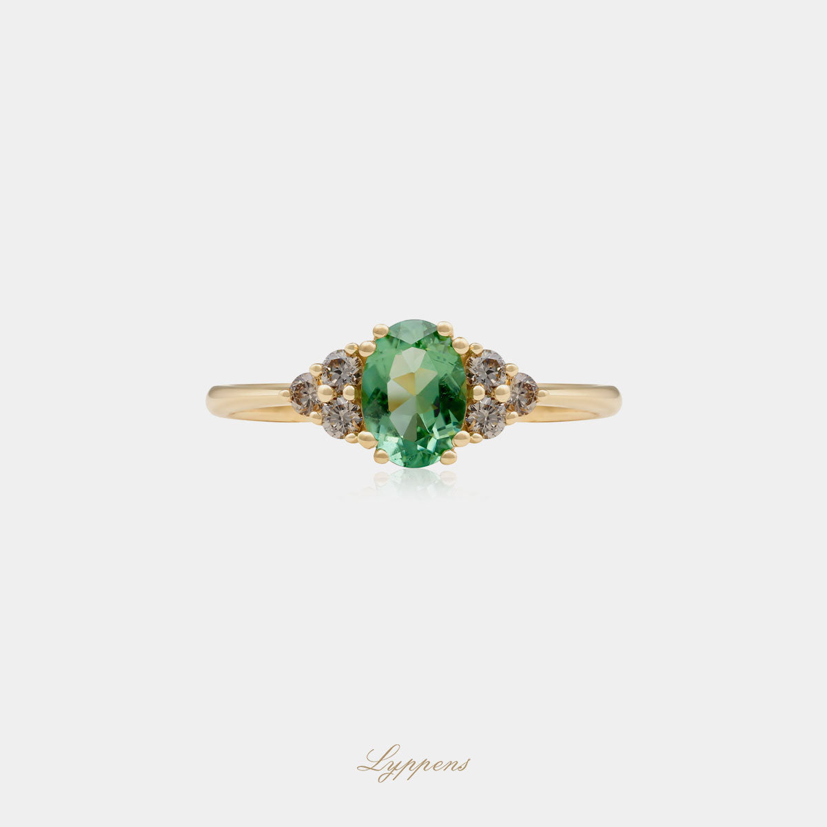 18kt geelgouden ring met in het midden een ovaal geslepen toermalijn geflankeerd door briljant geslepen bruine diamant.