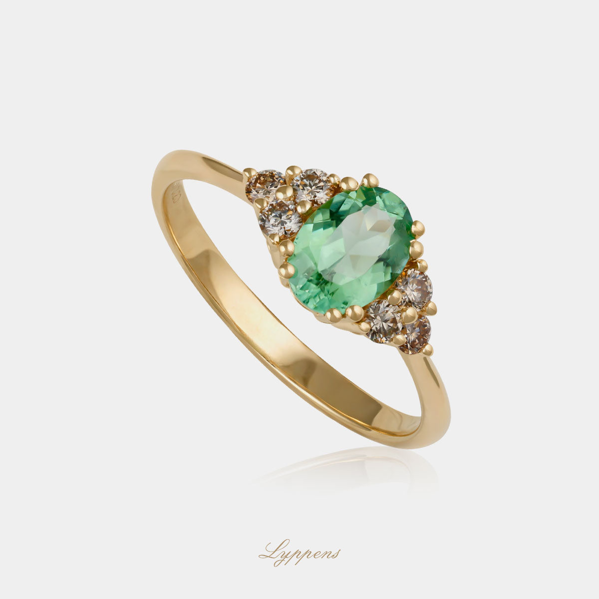 18kt geelgouden ring met in het midden een ovaal geslepen toermalijn geflankeerd door briljant geslepen bruine diamant.