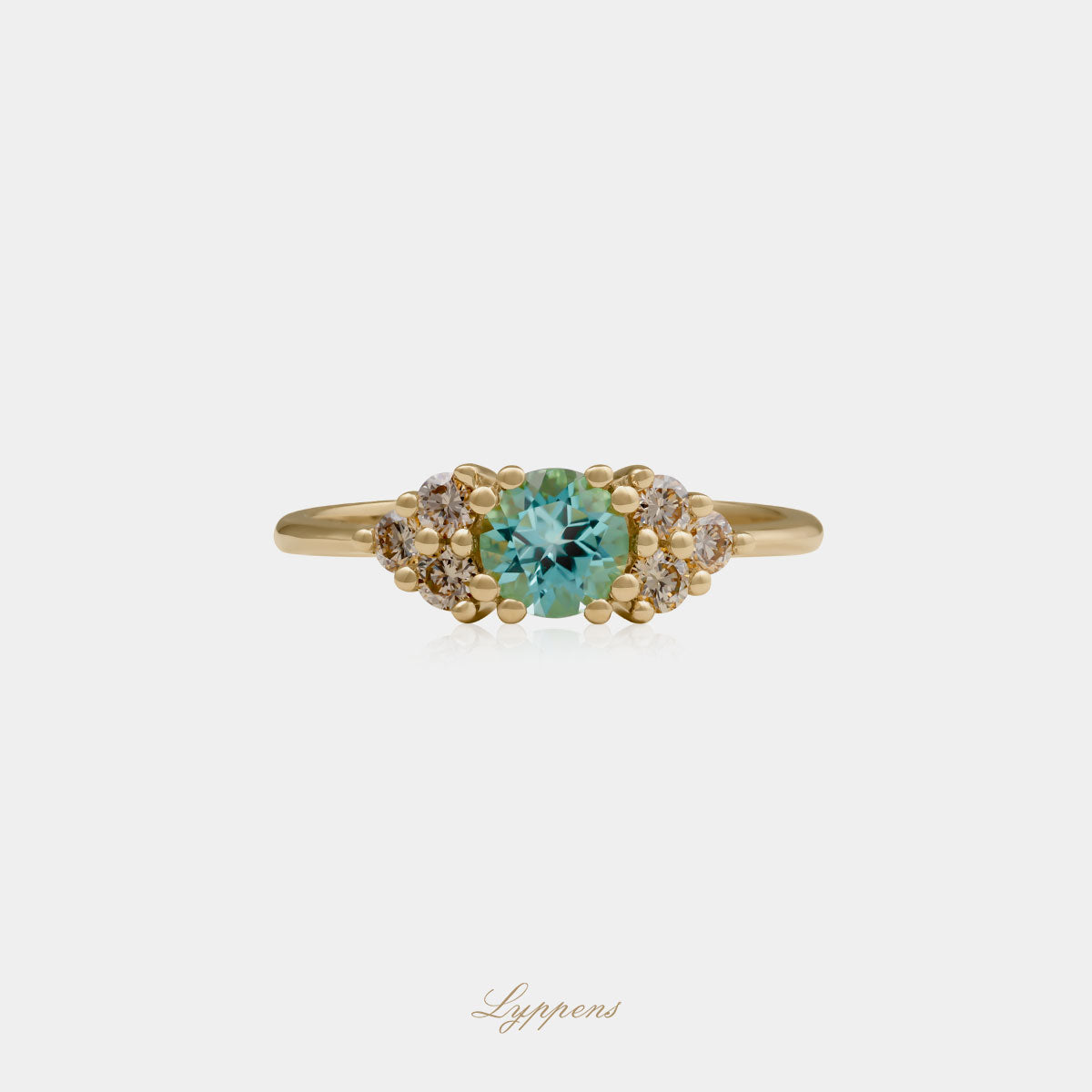18kt geelgouden ring in het midden gezet met een toermalijn en geflankeerd door briljant geslepen bruine diamant.