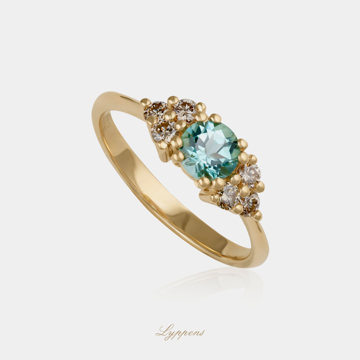 18kt geelgouden ring in het midden gezet met een toermalijn en geflankeerd door briljant geslepen bruine diamant.