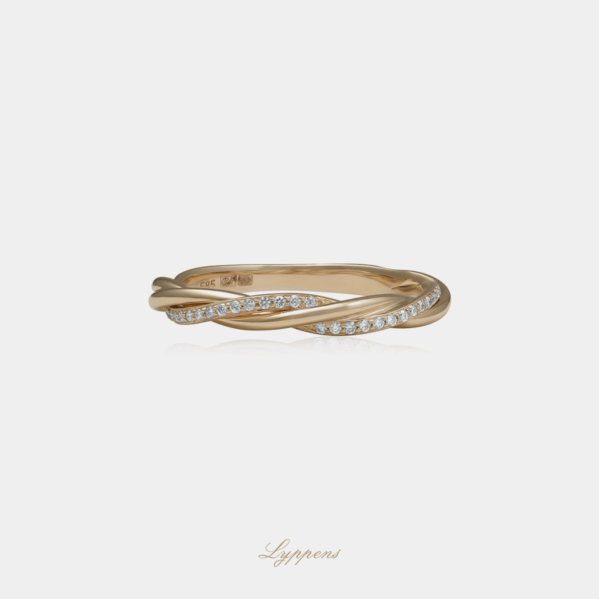 Geelgouden tors ring gezet met briljant geslepen diamant.