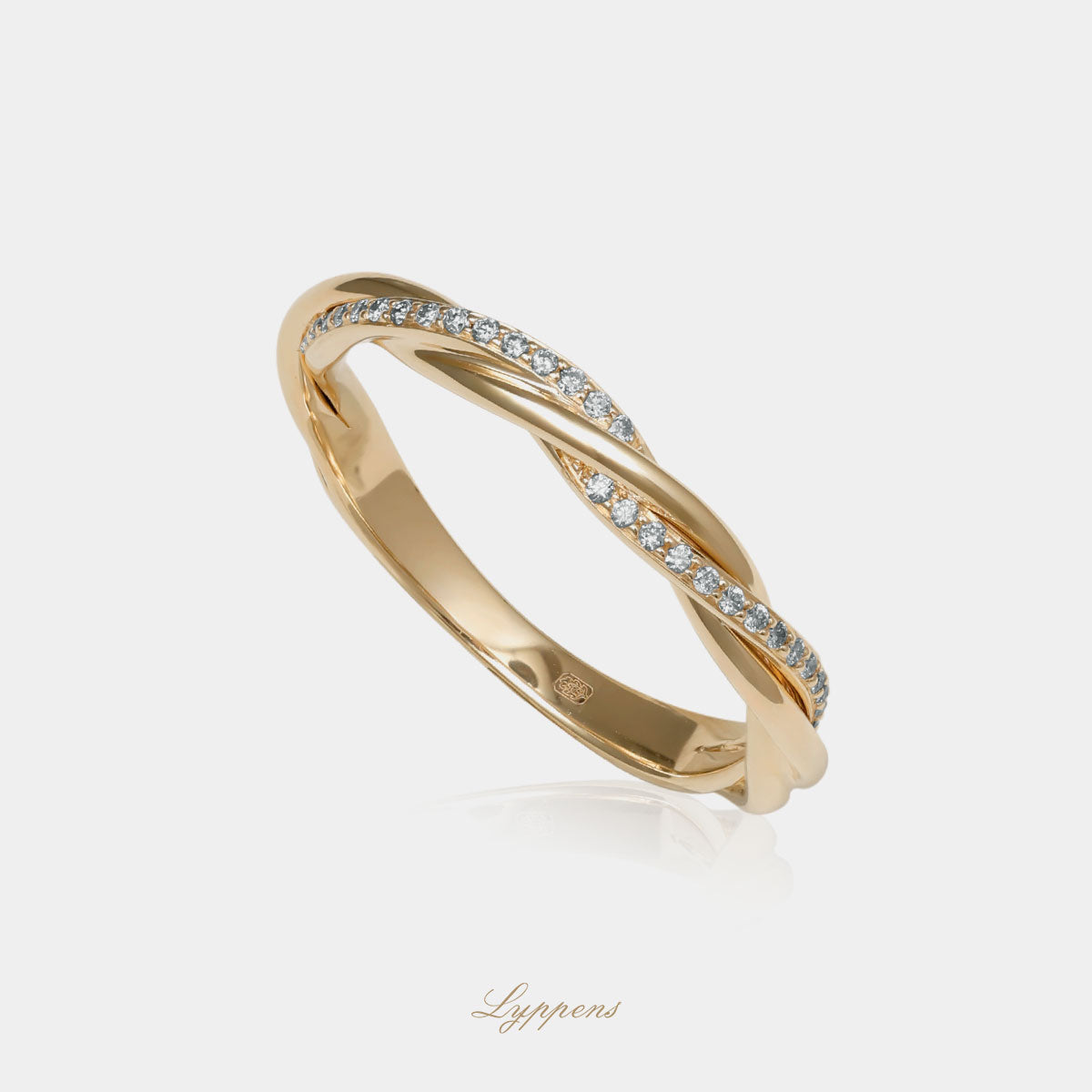 Geelgouden tors ring gezet met briljant geslepen diamant.