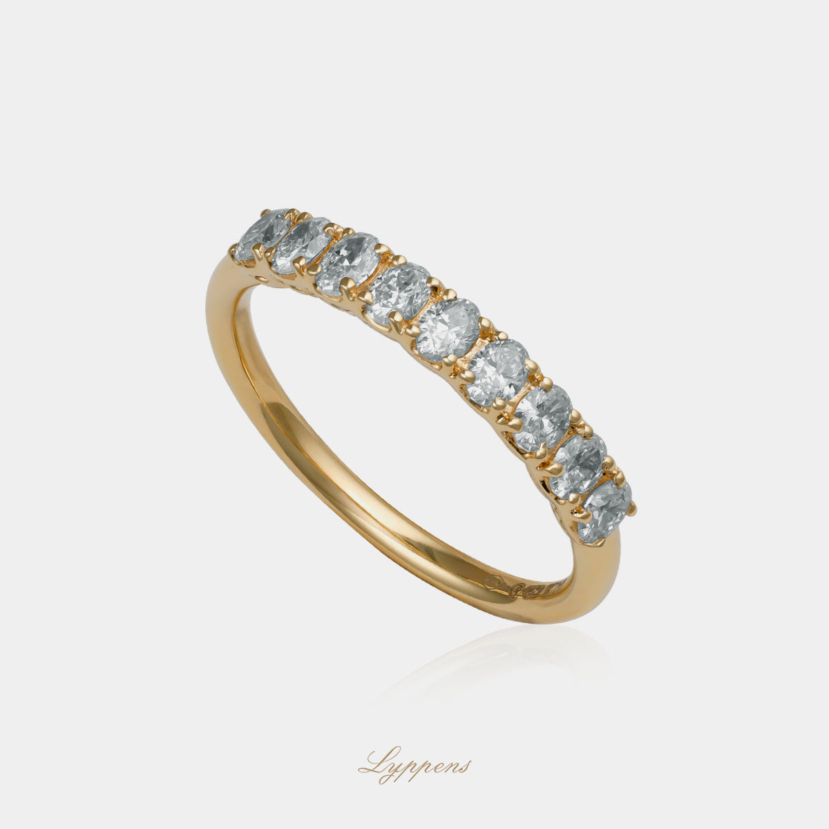 18kt geelgouden rijring gezet met ovaal geslepen diamant met een totaalgewicht van 0.57ct.