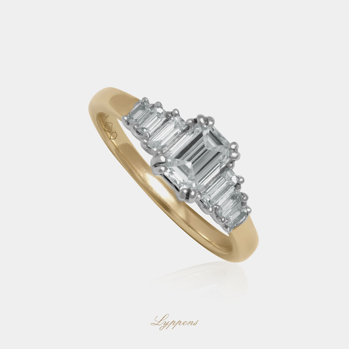 Geelgouden ring met emerald geslepen diamant en baguette diamanten