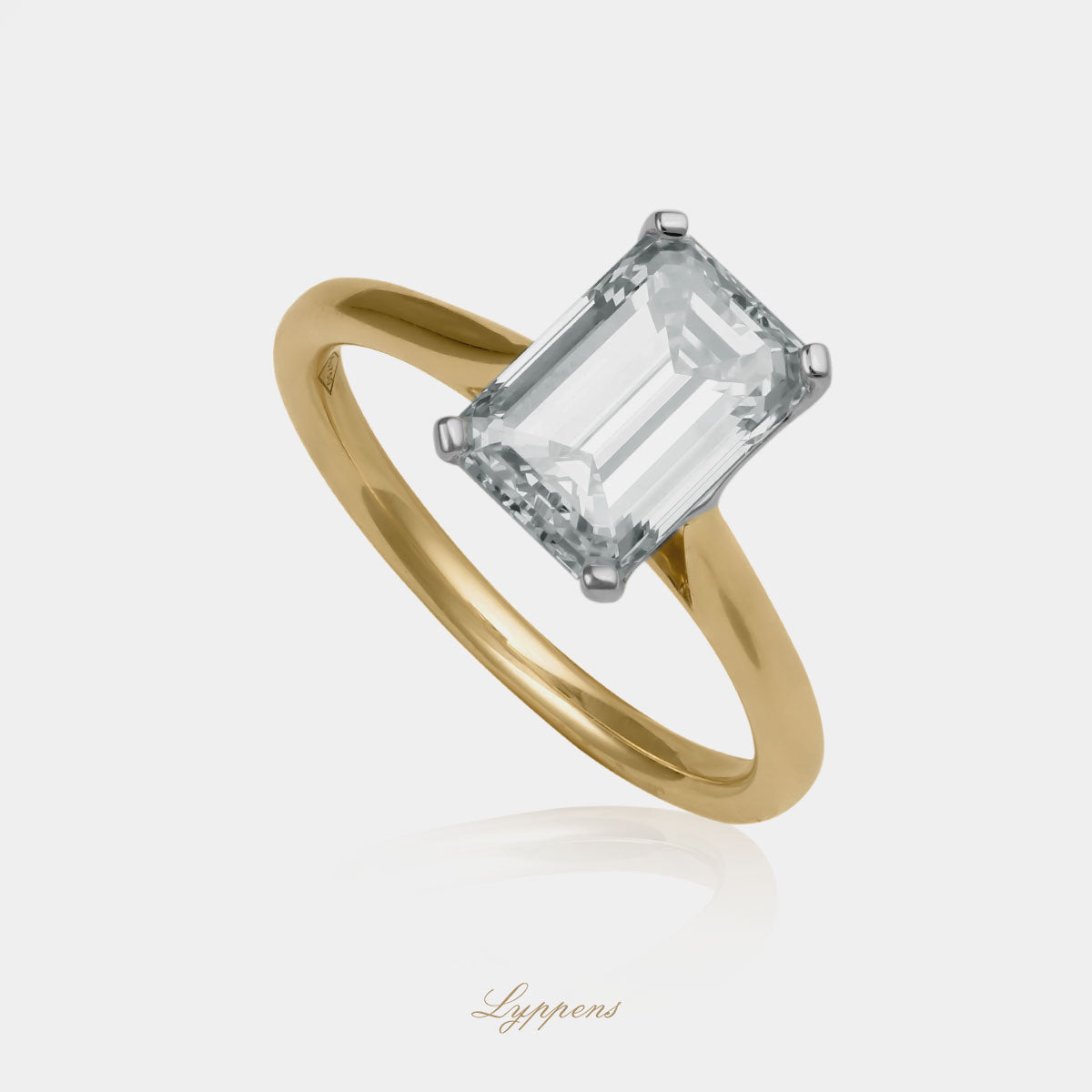 Geel- en witgouden solitair ring met emerald geslepen diamant
