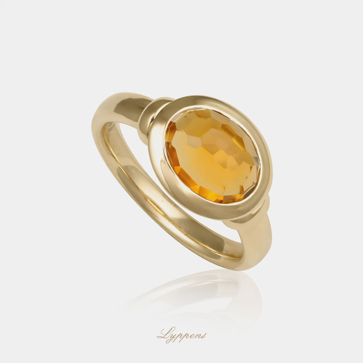 18kt geelgouden ring met ovaal gefacetteerde citrien in gladomzetting