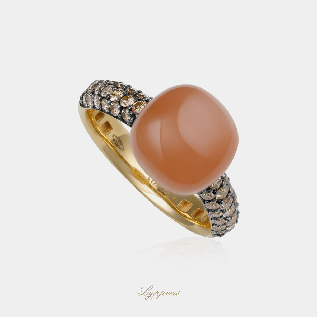 18kt geelgouden ring met cabochon maansteen en pavé bruine diamant 0.65ct