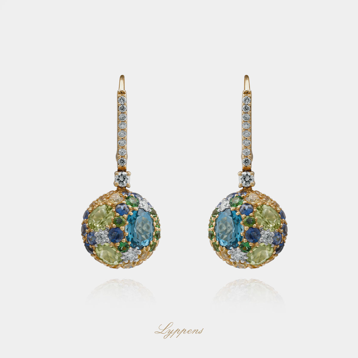 Geelgouden oorbellen met saffier, London blue topaas, tsavoriet, peridoot en briljant geslepen diamant.