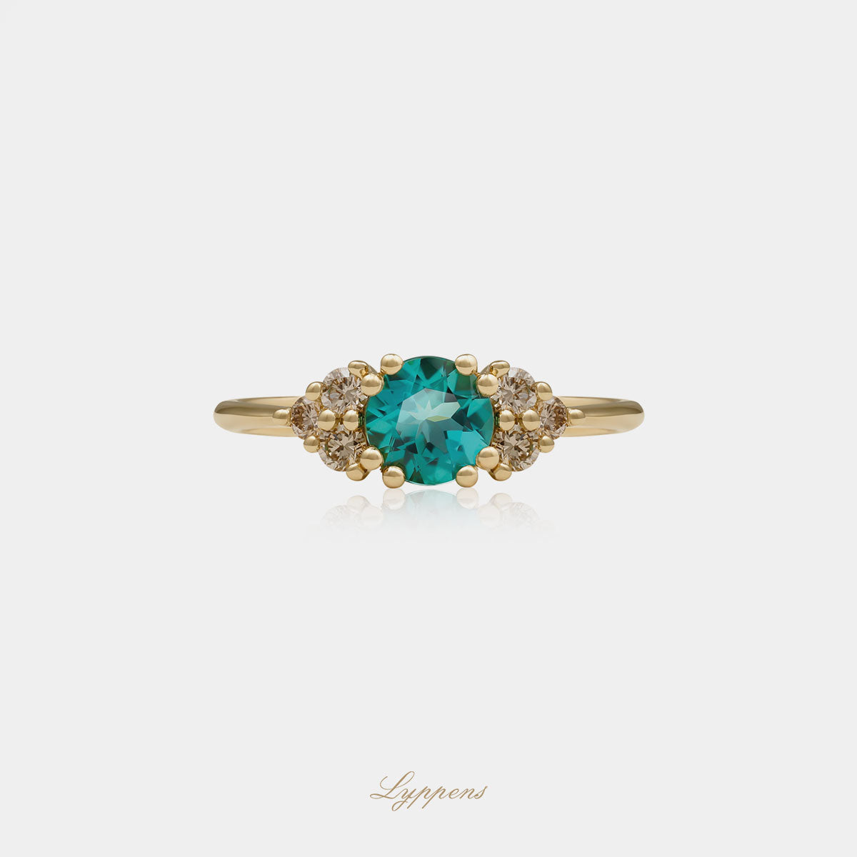 18kt geelgouden ring in het midden gezet met een toermalijn geflankeerd door briljant geslepen bruine diamant.