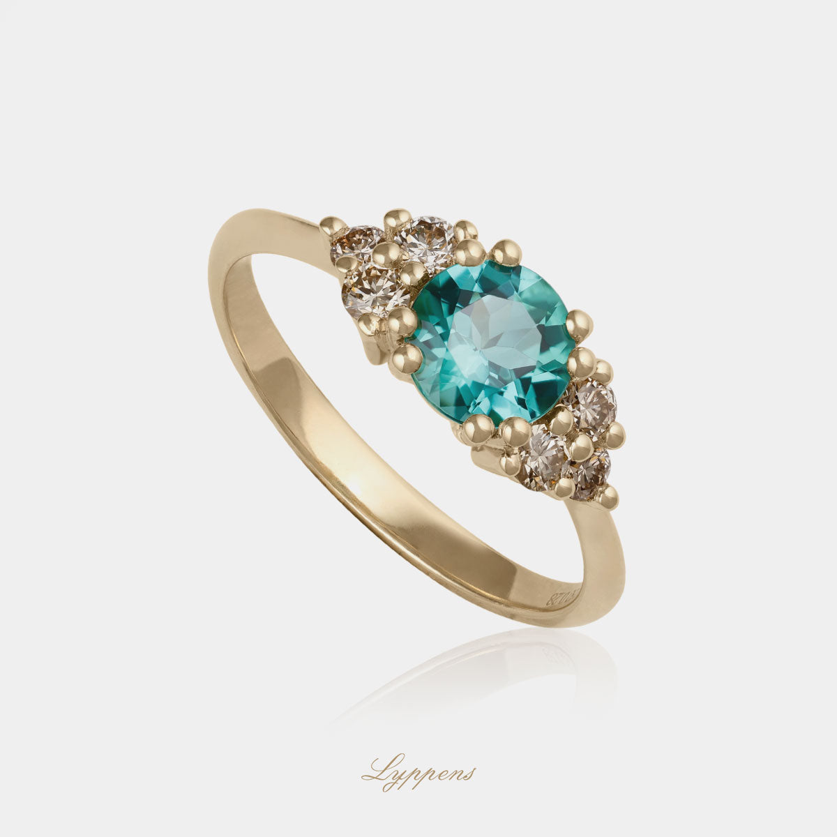18kt geelgouden ring in het midden gezet met een toermalijn geflankeerd door briljant geslepen bruine diamant.