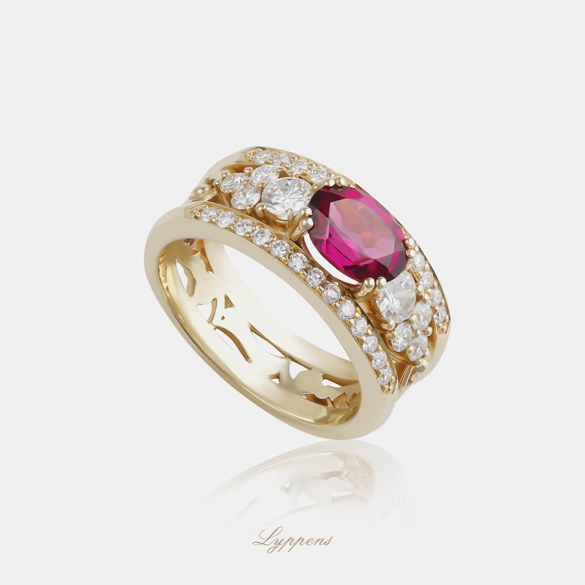 14 karaat geelgouden bandring gezet met een ovale rhodoliet van 1.61ct en briljant geslepen diamanten van totaal 0.62ct F SI1, gedecoreerd met krullen