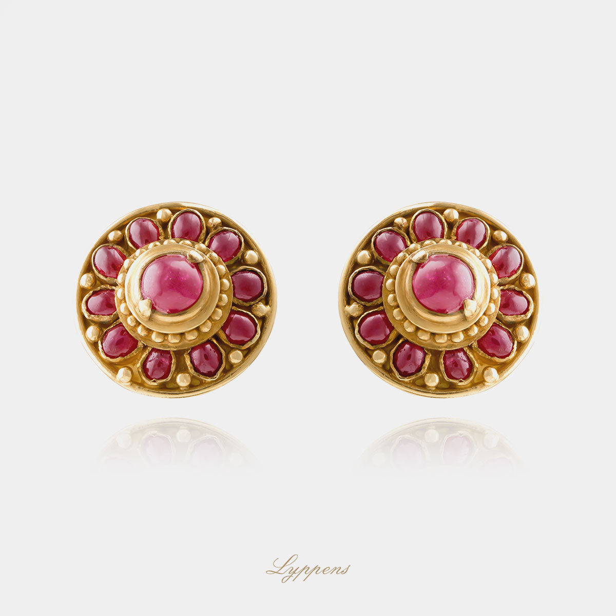 18kt geelgouden vintage Indiase oorclips met cabochon robijnen