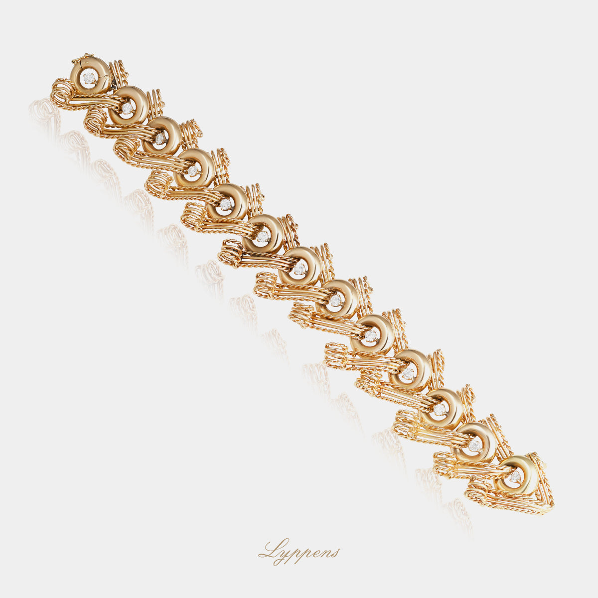Vintage Franse armband in 18kt geelgoud met decoratieve cirkelmotieven en circa 2,00 karaat briljant geslepen diamant.