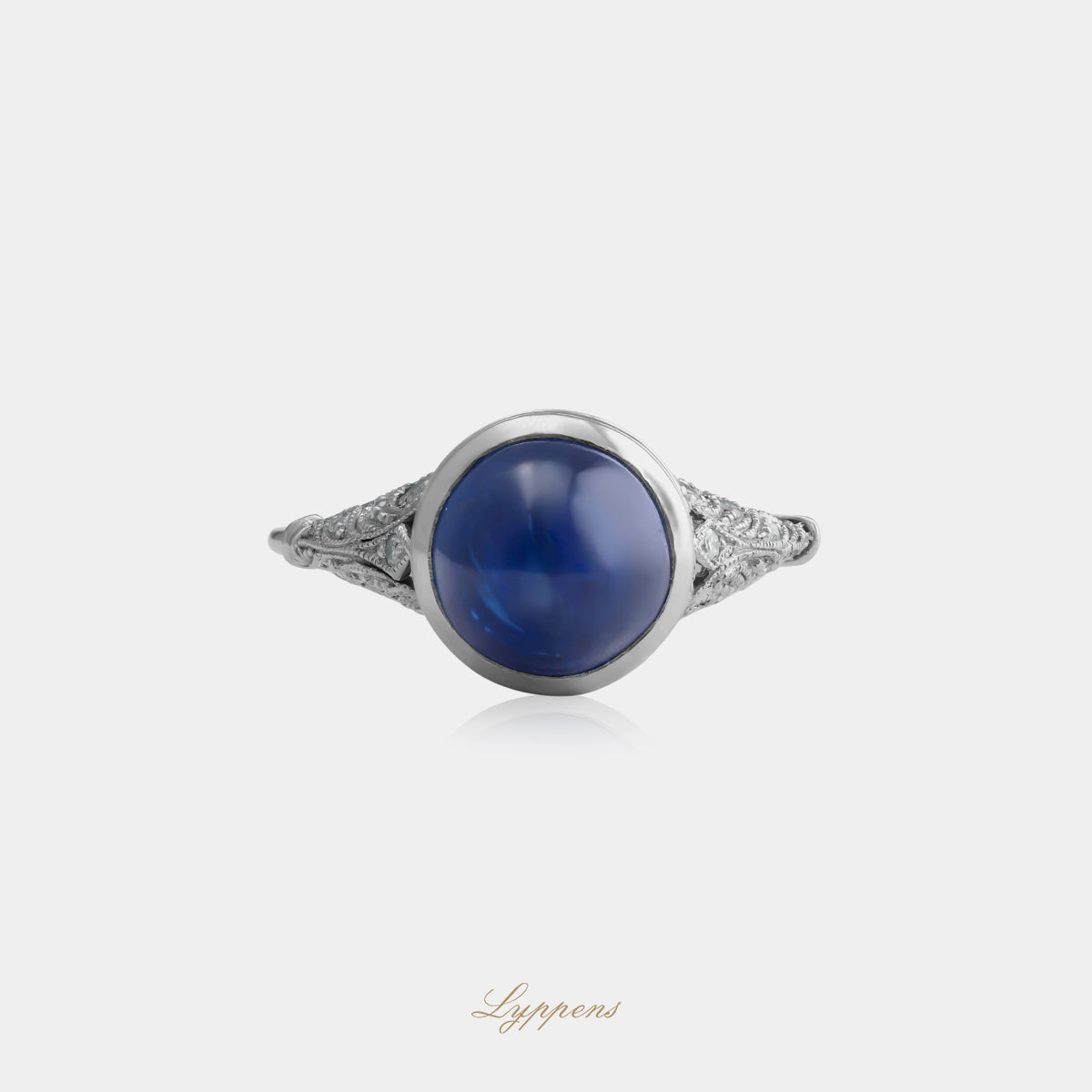 14kt witgoud en platina vintage ring met cabochon saffier en achtkant diamant