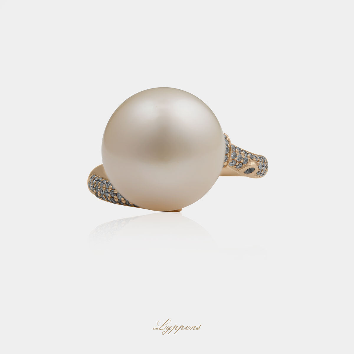 18kt roségouden vintage slagring met zeldzame gouden Zuidzee parel en pavé gezette briljant geslepen diamanten, totaal 0.40ct, kleur G, zuiverheid VS