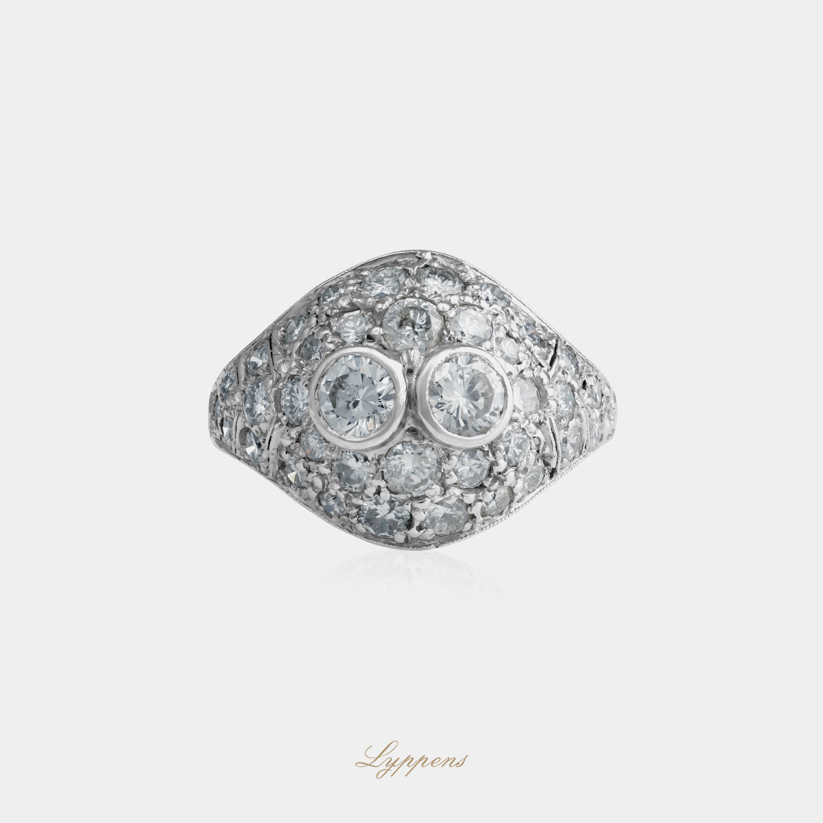 14kt witgouden vintage bolle ring met millegrain decoratie en ca. 2.00ct briljant geslepen diamanten