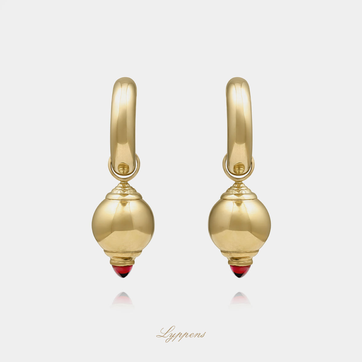 18kt geelgouden vintage jaren 80 oorringen met bolle hanger, gezet met cabochon geslepen synthetische robijn, elegante retro oorbellen met afneembare hanger.