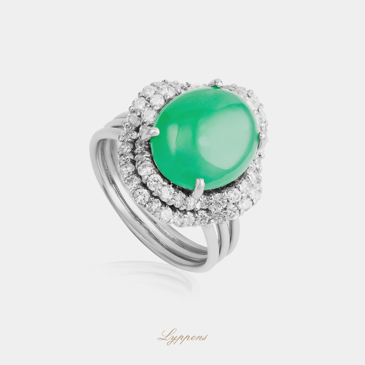 Vintage witgouden ring met ovale jade en golvende entourage van briljant diamant 1.15ct