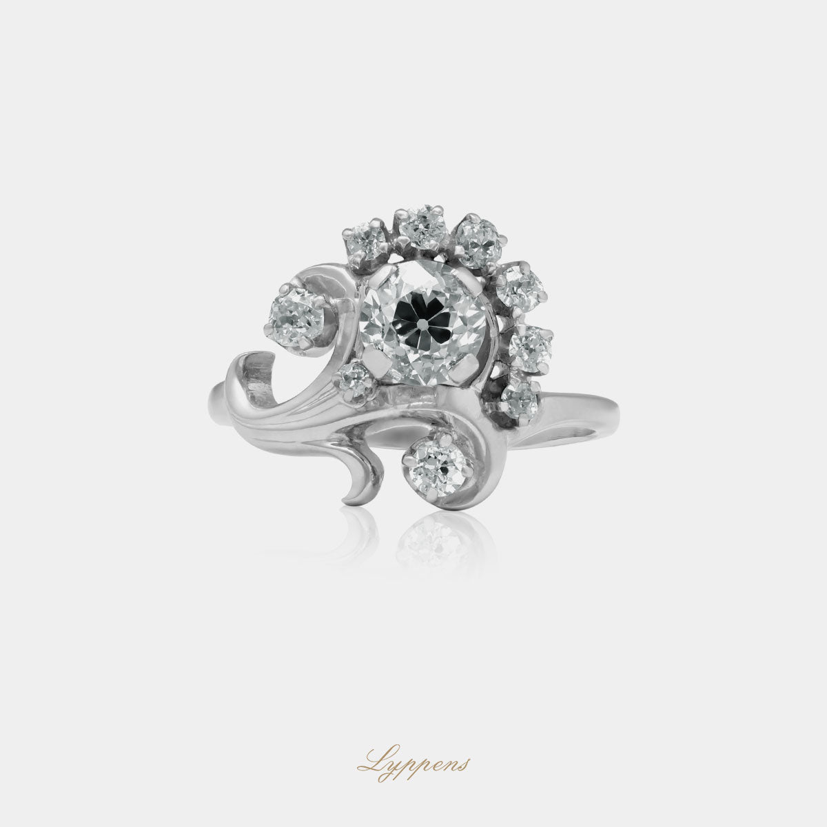 White gold vintage 1950s ring with diamonds