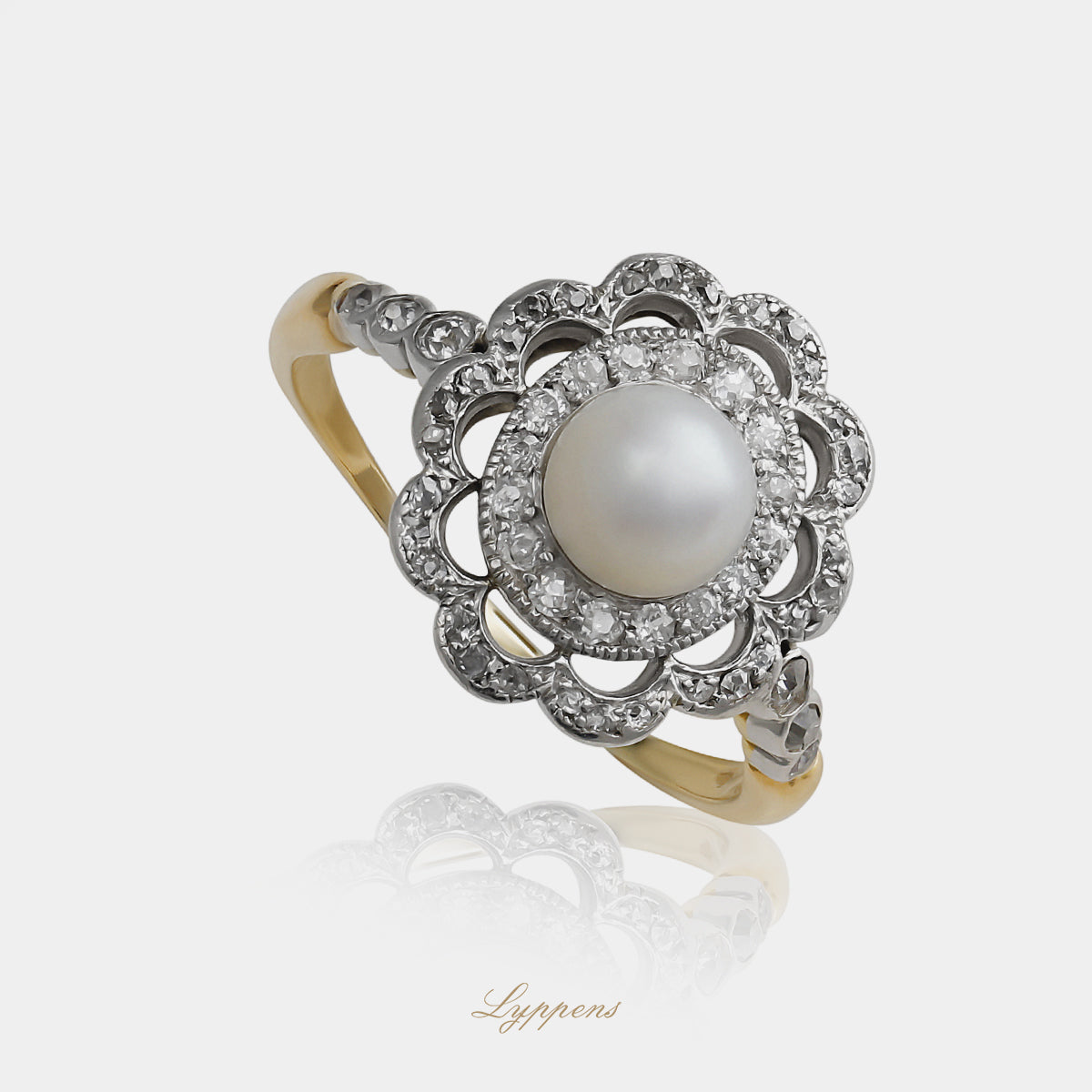 Antieke Belle Époque ring van 18kt geelgoud en platina, circa 1890, centraal gezet met witte parel en ca. 0.50ct oud geslepen diamant