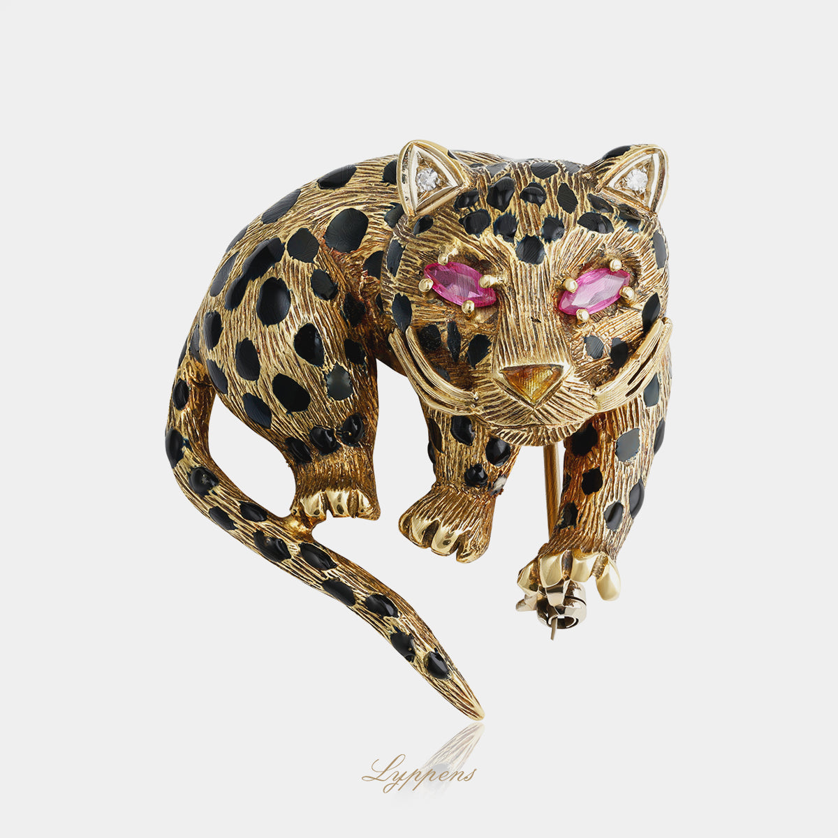 18kt geelgouden vintage panter broche met zwart emaille, roze saffier ogen en diamant