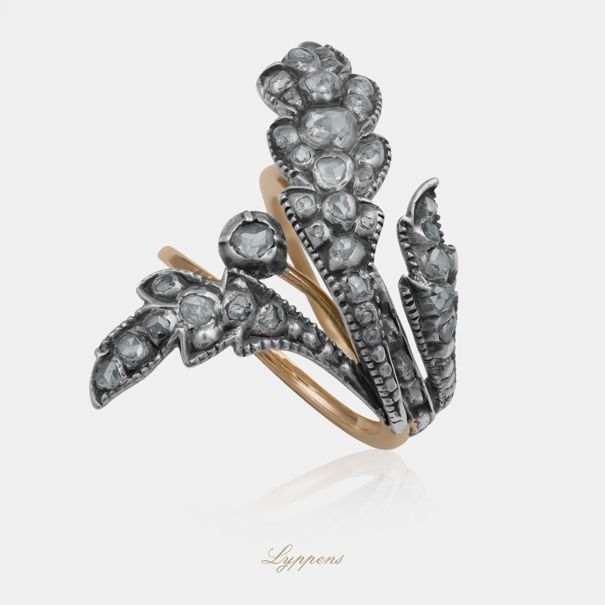 Vintage 14 karaat roségoud en zilver ring met bladmotief, bezet met roos geslepen diamanten van in totaal circa 0.60ct verfijnd antiek geïnspireerd ontwerp