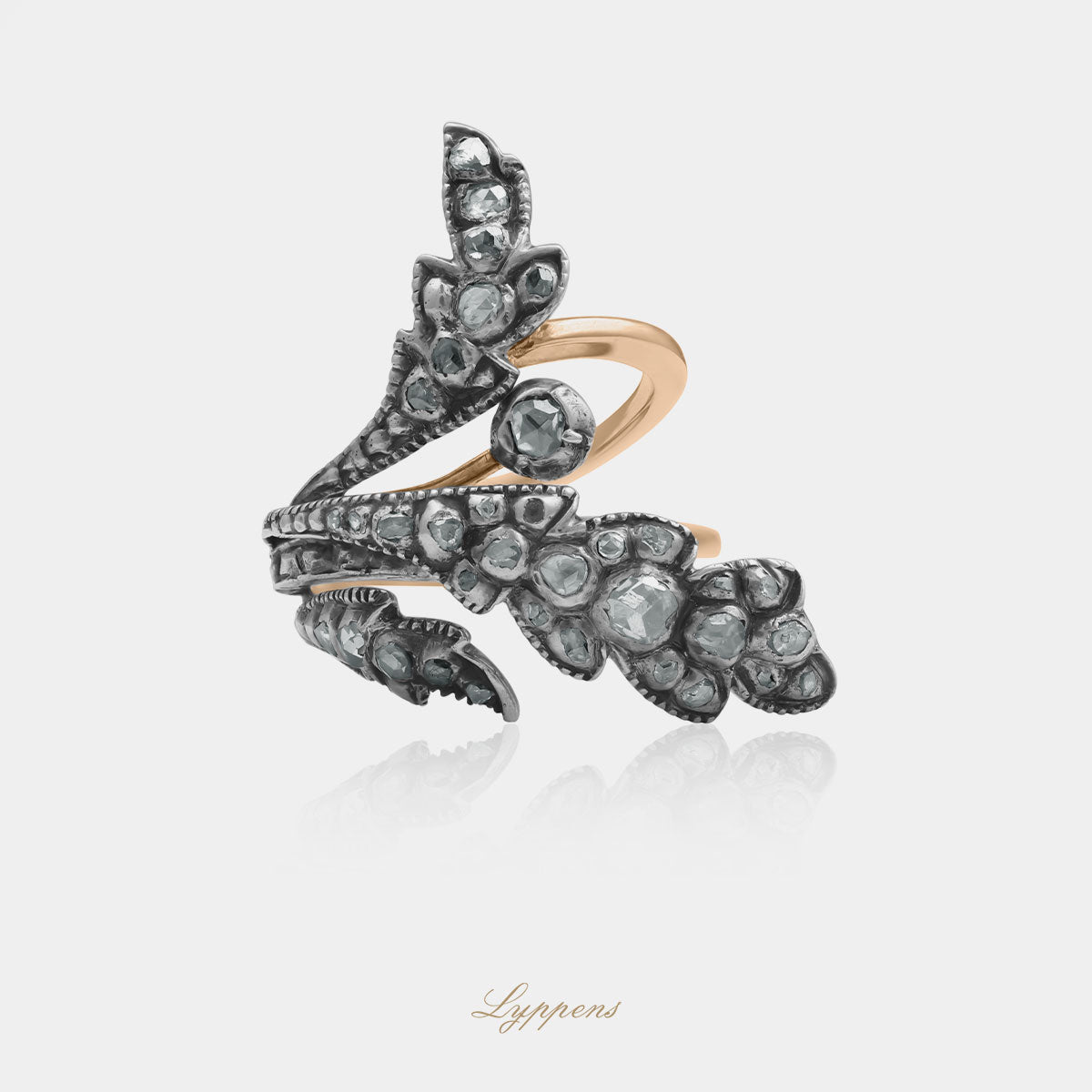 14kt roségouden met zilveren vintage ring in bladvorm, gezet met roosgeslepen diamant met een totaalgewicht ca. 0.60ct, elegant natuur geïnspireerd design