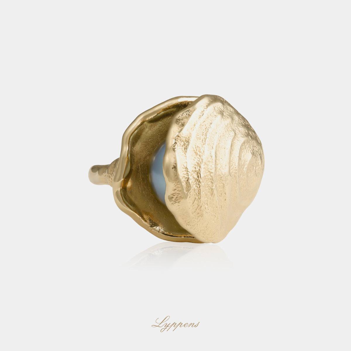 18kt geelgouden vintage ring in schelpvorm, gezet met een exclusieve Tahiti parel