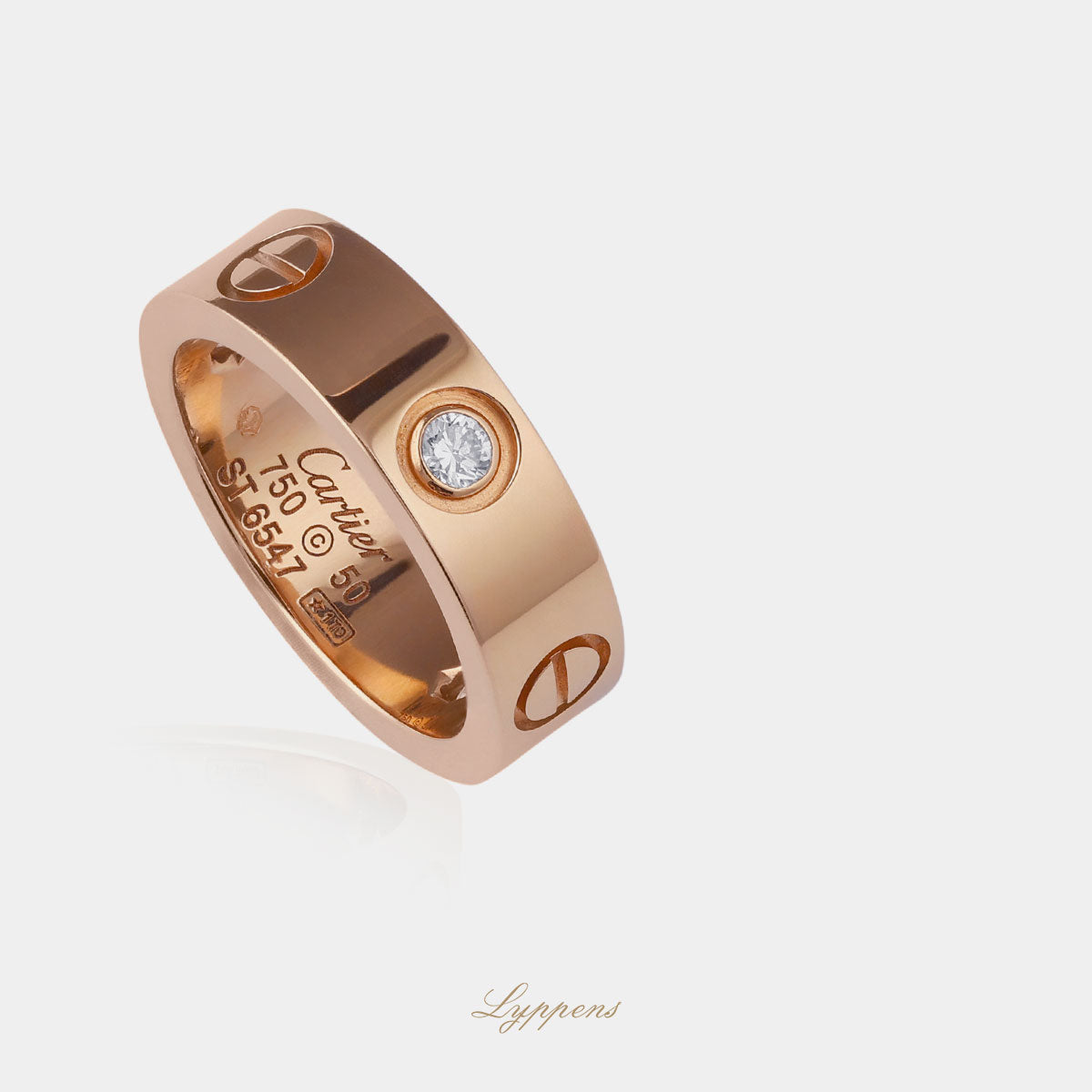 Staande roségouden vintage Cartier LOVE ring met briljant geslepen diamant en aan de binnenzijde gegrafeerd.